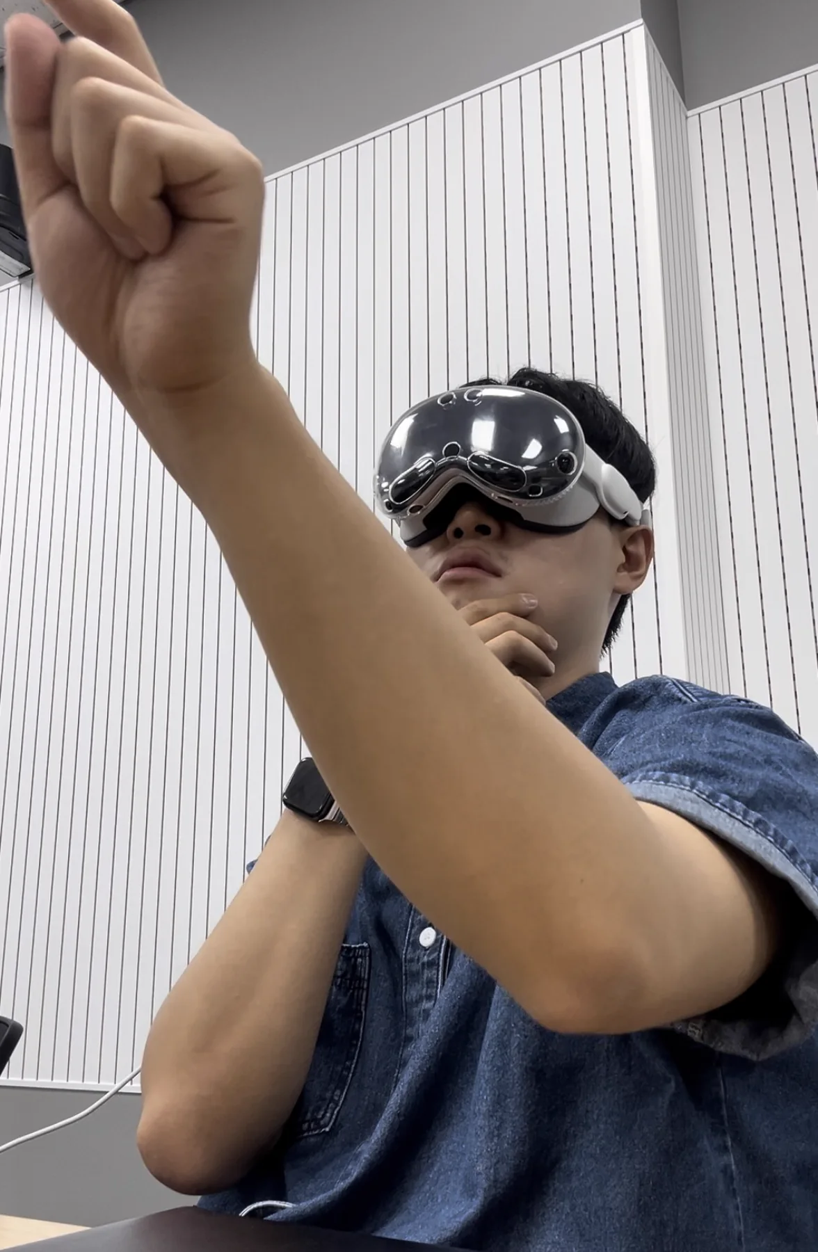Apple Vision Pro를 착용한 모습